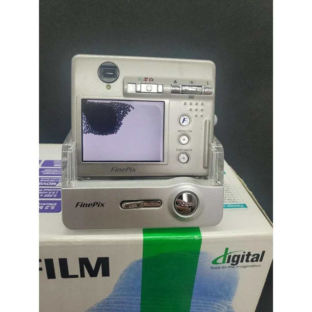 FUJIFILM Finepix F450 5.2MP Digital Camera FOR PARTS BAD SCREEN. camera turns on
